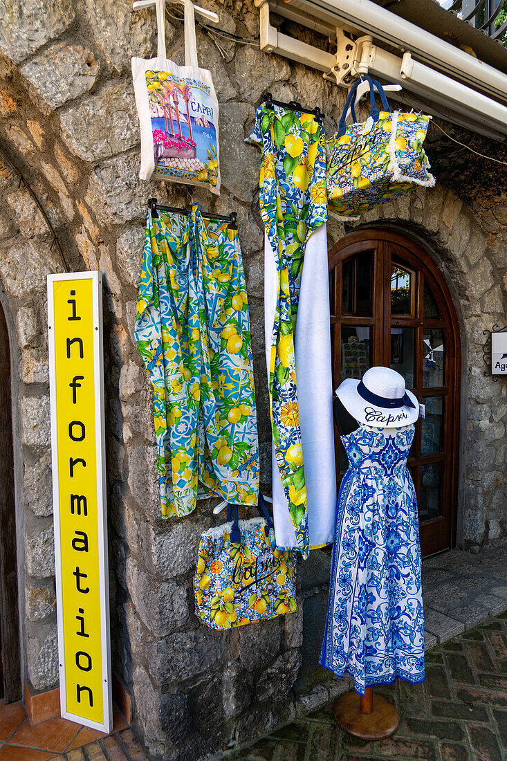 Souvenirs mit einem Zitronenmotiv in einem Touristengeschäft in Anacapri auf der Insel Capri, Italien.