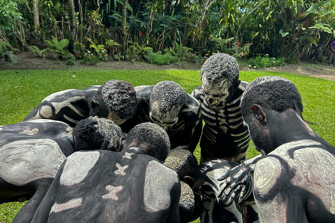 Das Skelett Männer vom Stamm der Omo Bugamo in Papua-Neuguinea bemalen ihre Körper mit schwarzer und weißer Farbe, die das menschliche Skelett nachahmt, Provinz Chimbu, Papua-Neuguinea