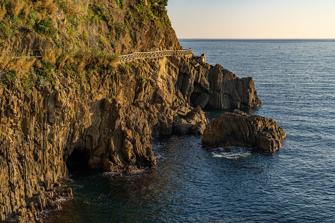 Eine Meereshöhle in den Felsen am Lingurischen Meer bei Riomaggiore, Cinque Terre, Italien.