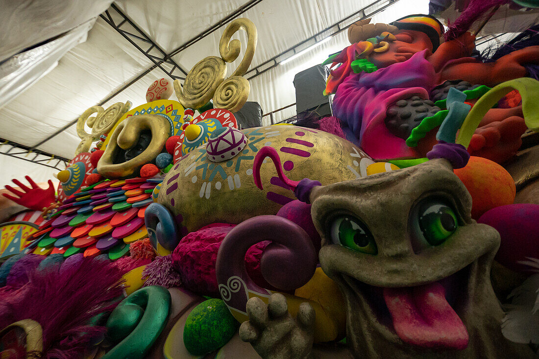 In the workshop, a few hours before the parade, artisan Michael Paz and his group of artisans carry out the assembly of the float entitled Tradition. This imposing work will be presented at the Great Parade of the Carnival of Whites and Blacks. Pasto, Nariño, Colombia. January 5, 2025.