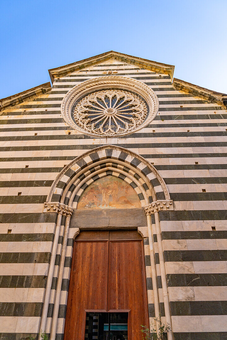 Die mittelalterliche Kirche von San Giovanni Battista in Monterosso al Mare, Cinque Terre, Italien. Die Fassade besteht aus schwarzem und weißem Marmor.