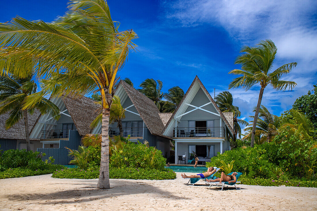 Entspannen Sie sich in den luxuriösen Wasservillen des Outrigger Maldives Maafushivaru Luxusresorts im Süd-Ari-Atoll der Malediven.