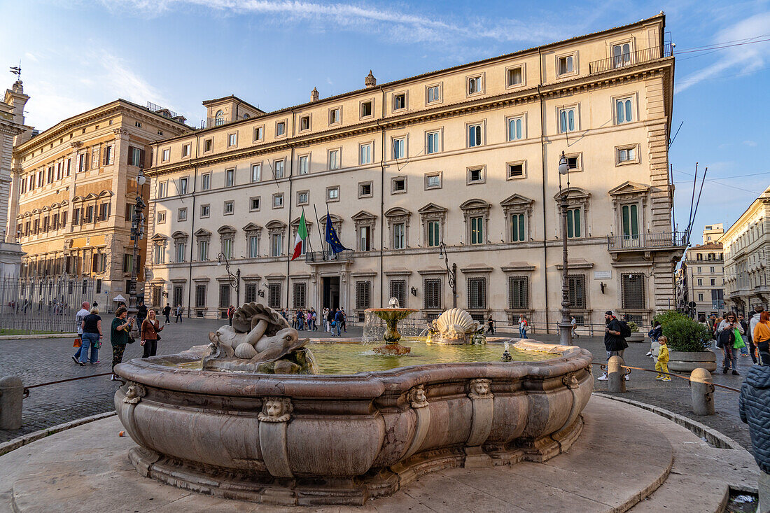 Der Brunnen auf der Piazza Colonna mit dem Chigi-Palast dahinter. Rom, Italien. Der Chigi-Palast ist der Sitz des Ministerrats und die offizielle Residenz des italienischen Premierministers.