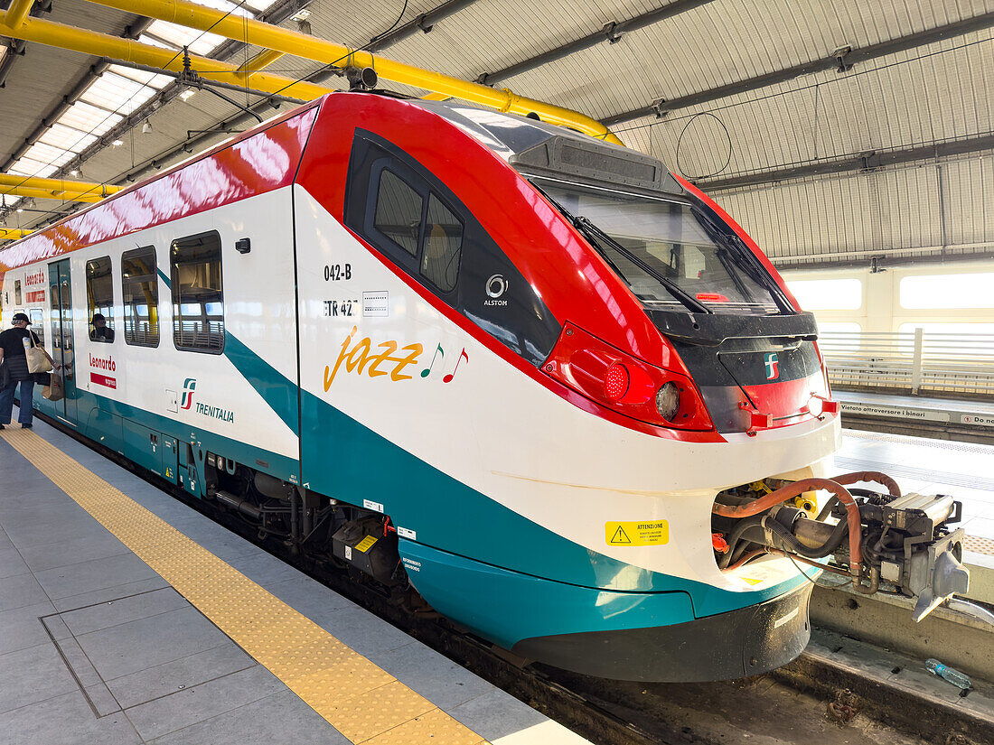 Der Leonardo Express, ein Zug zwischen Rom Termini und dem Flughafen Leonardo da Vinci in Fiumicino, Italien.