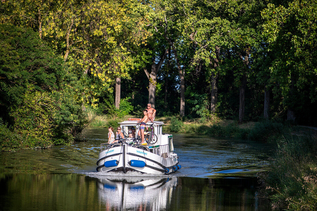 Nice landscape in the Canal du Midi near L'écluse de Marseillette South of France southern waterway waterways holidaymakers queue for a boat trip on the river, France, Europe