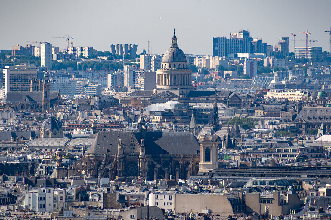 Die Skyline von Paris von einem Aussichtspunkt aus, Frankreich