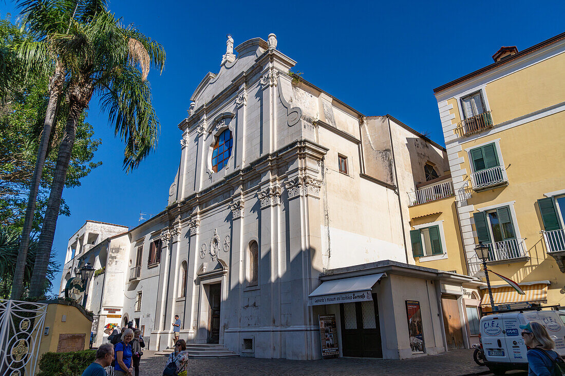 Die Fassade der Kirche San Francesco di'Assisi im historischen Zentrum von Sorrento, Italien.