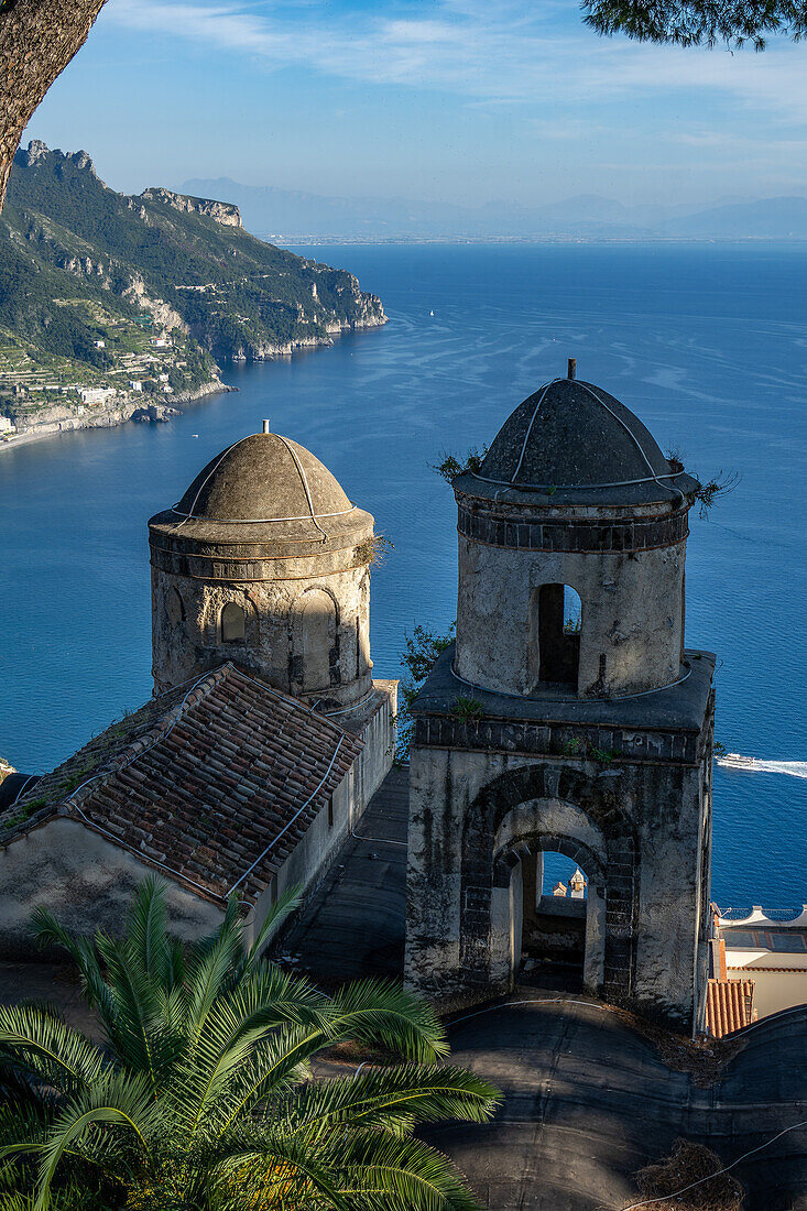 Die Kuppeln der Kirche Santa Maria delle Grazie in Ravello an der Amalfiküste in Italien.