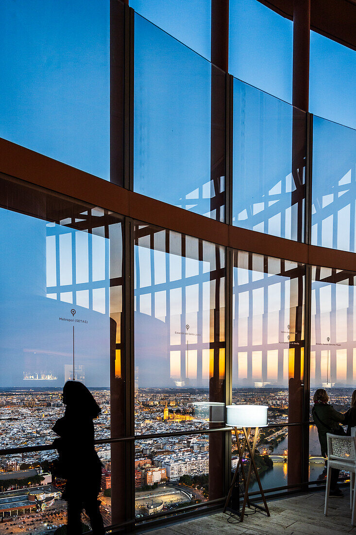 Von der Aussichtsplattform des Torre Sevilla genießt man bei Sonnenuntergang einen atemberaubenden Panoramablick auf Sevilla.