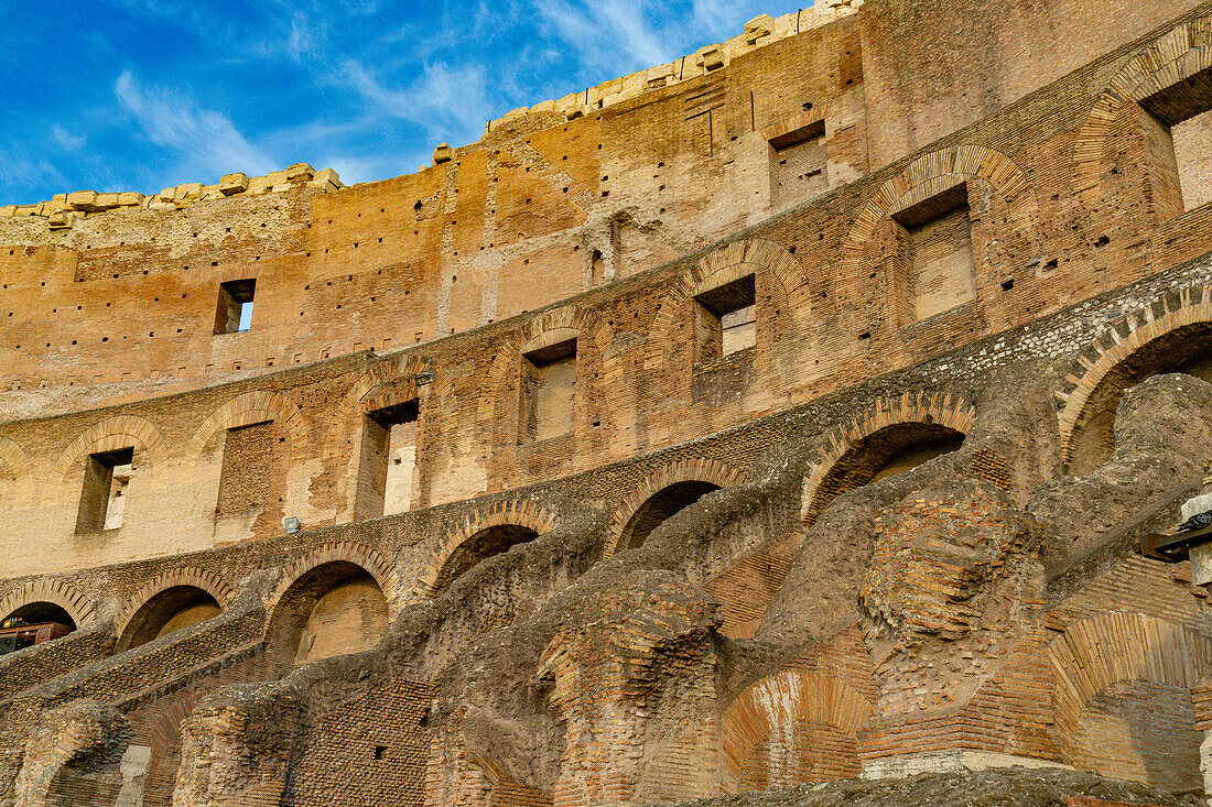 Detail des Innenraums des römischen Kolosseums oder flavischen Amphitheaters im goldenen Licht des Sonnenuntergangs in Rom, Italien.