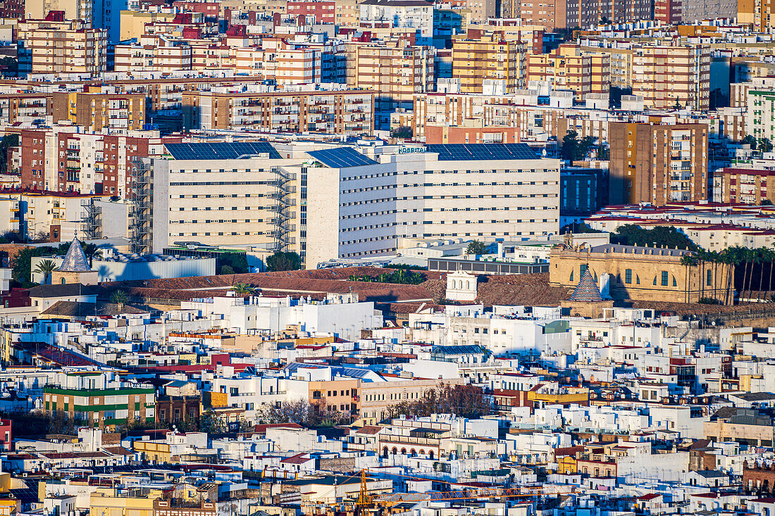 Das historische Hospital de las Cinco Llagas steht inmitten moderner Gebäude in Sevilla und zeigt die Verschmelzung von Vergangenheit und Gegenwart.