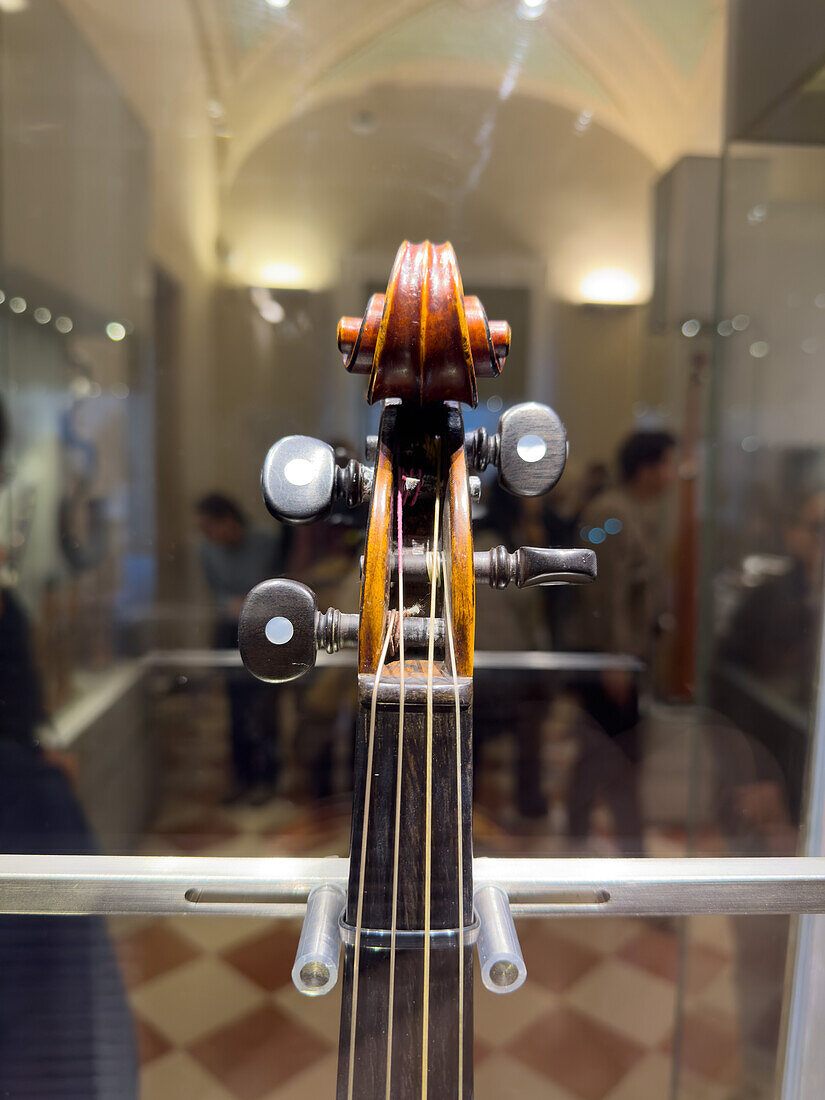 Detail des Kopfstücks einer Geige von Antonio Stradivari aus dem Jahr 1716 in der Accademia-Galerie in Florenz, Italien.