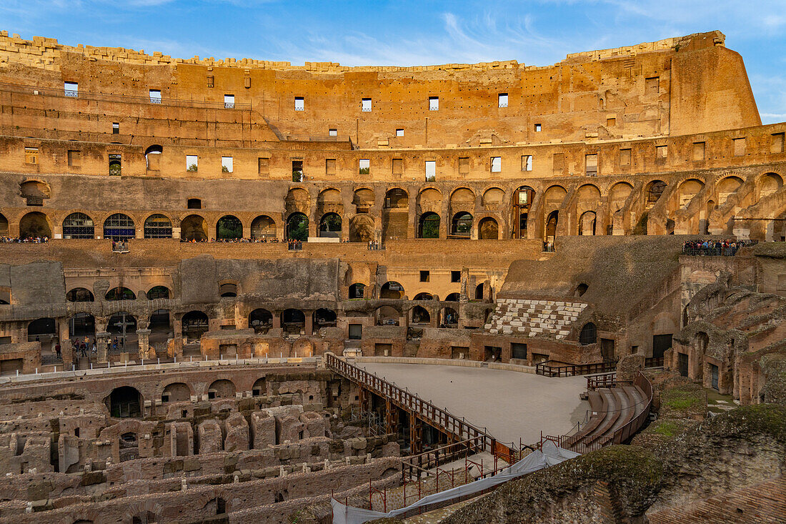 Das Innere des römischen Kolosseums oder flavischen Amphitheaters im goldenen Licht des Sonnenuntergangs in Rom, Italien. Die Tunnel unter dem Boden der Arena wurden Hypogäum genannt.