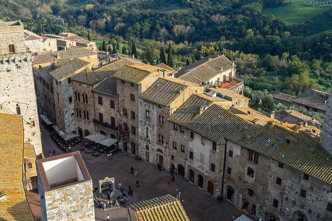 Die Piazza della Cisterna in der mittelalterlichen, von Mauern umgebenen Stadt San Gimignano, Italien.