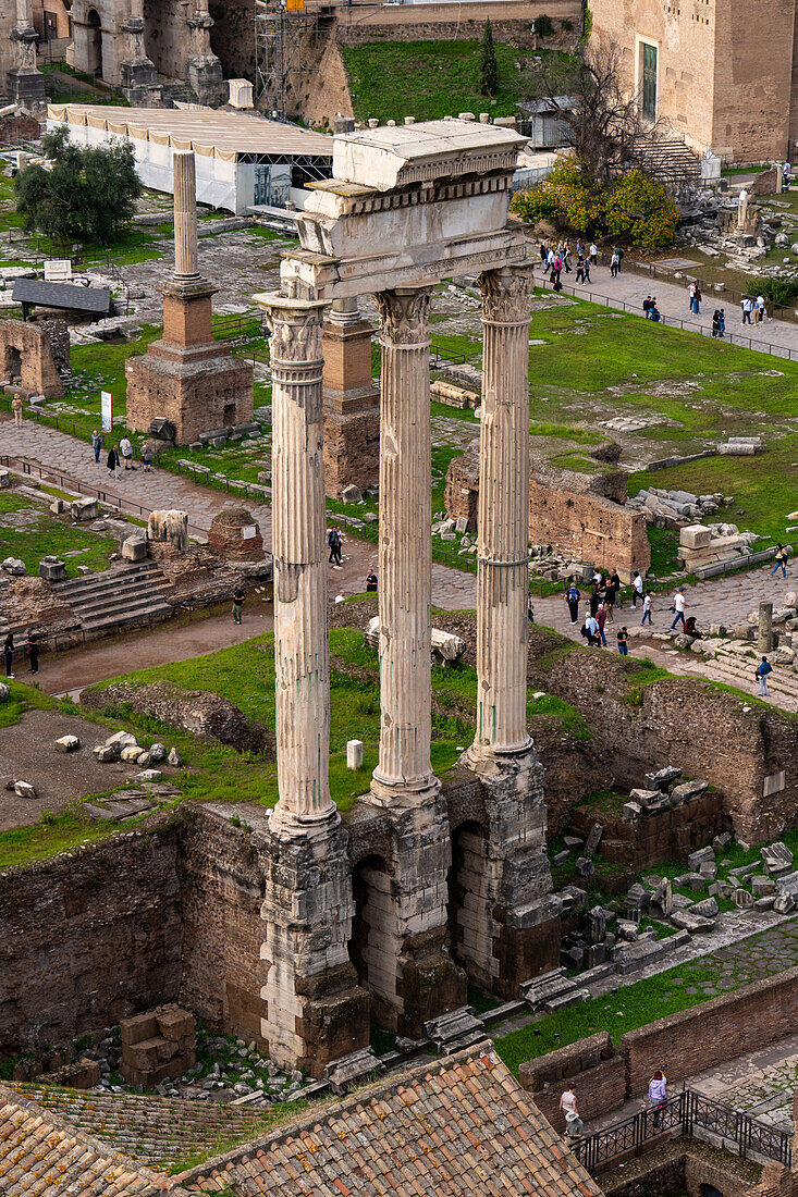 Ruinen des Castor- und Pollux-Tempels auf dem Forum Romanum, Archäologischer Park Kolosseum in Rom, Italien.