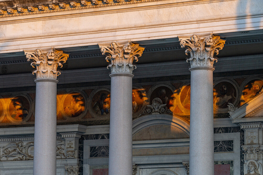 Detail der Kapitelle des Portikus der Basilika St. Paul vor den Mauern, Rom, Italien.