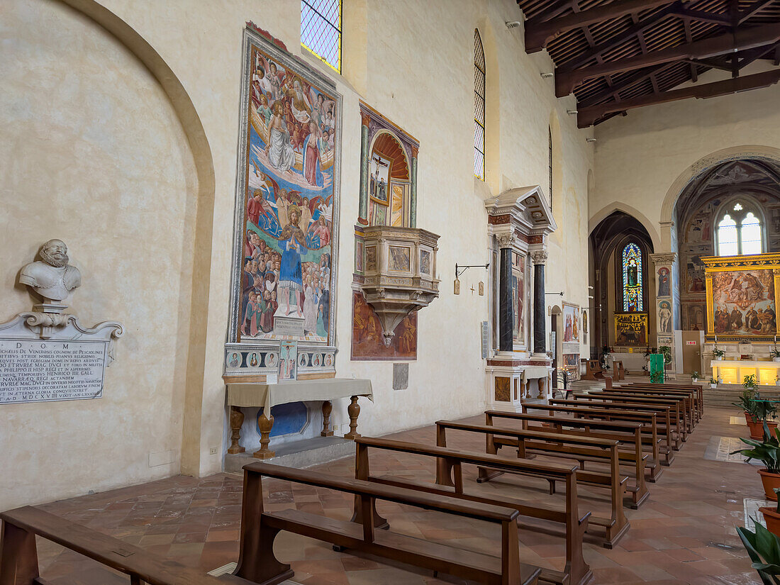 Das Kirchenschiff der Kirche von Sant'Agostino, Gimignano, Italien.