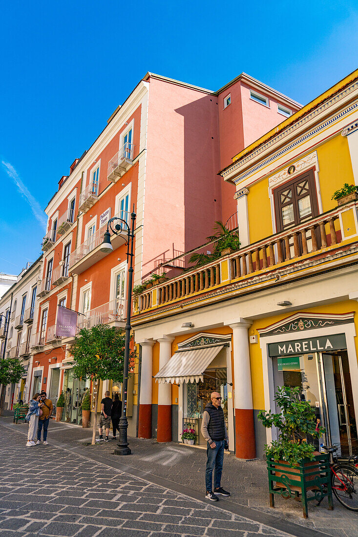 Menschen auf dem Corso Italia, einer Fußgängerzone im historischen Zentrum von Sorrento, Italien.