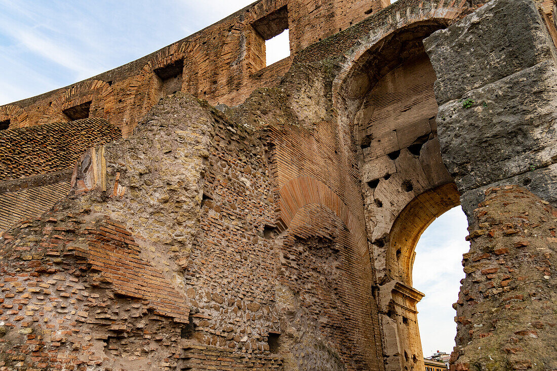 Detail des Mauerwerks im Inneren des römischen Kolosseums oder des flavischen Amphitheaters in Rom, Italien.