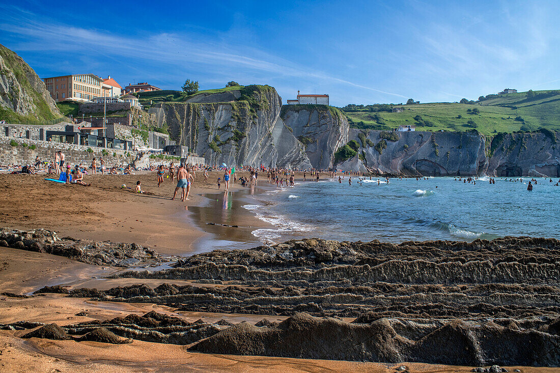 Strand von Itzurun und Flysch de Zumaia, Sedimentgesteinsformationen, Geopark Baskische Küste, Zumaia, Gipuzkoa, Baskenland, Spanien