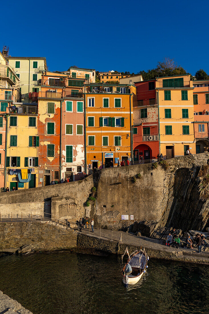 Bunte Gebäude mit Blick auf den Hafen in Riomaggiore, Cinque Terre, Italien.