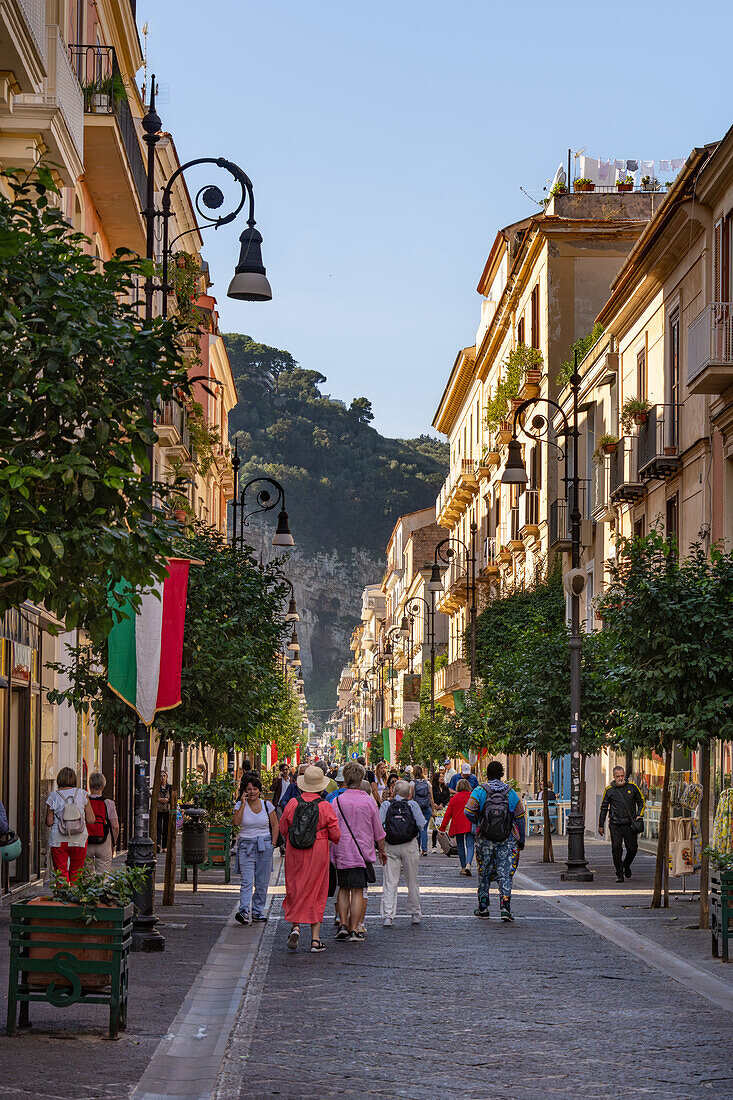 Menschen auf dem Corso Italia, einer Fußgängerzone im historischen Zentrum von Sorrento, Italien.