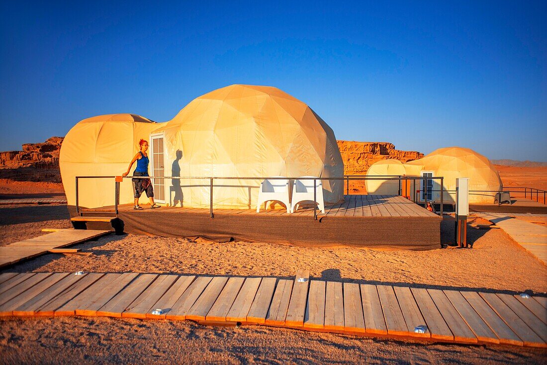 Kuppelzelte des Mazayen Rum Camps im Stil von Ridley Scotts Film Der Marsianer im SunCity-Camp im Wadi Rum-Nationalpark, Jordanien