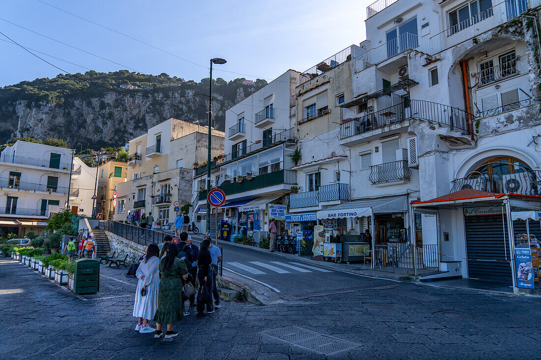 Touristen und Geschäfte in der Uferstraße von Marina Grande auf der Insel Capri, Italien.