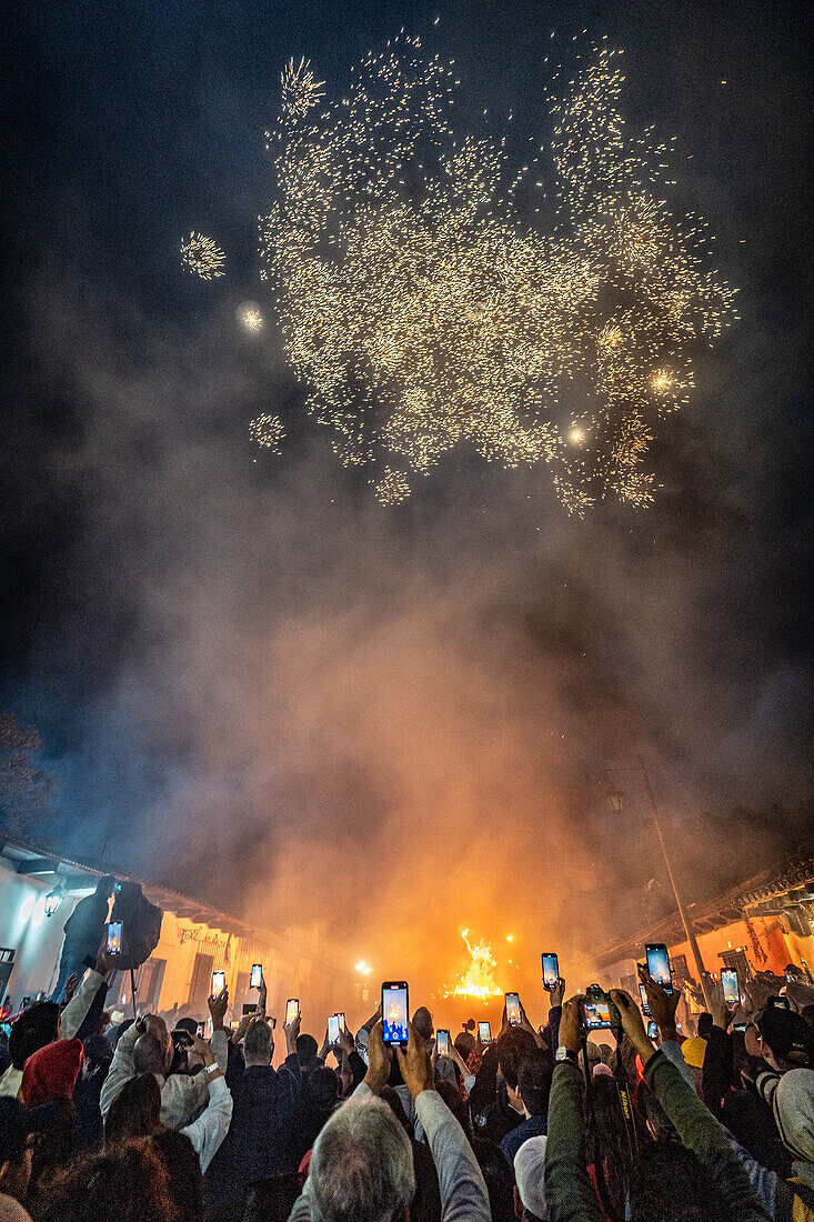 Fest der Verbrennung des Teufels - La Quema del Diablo - in Antigua, Guatemala