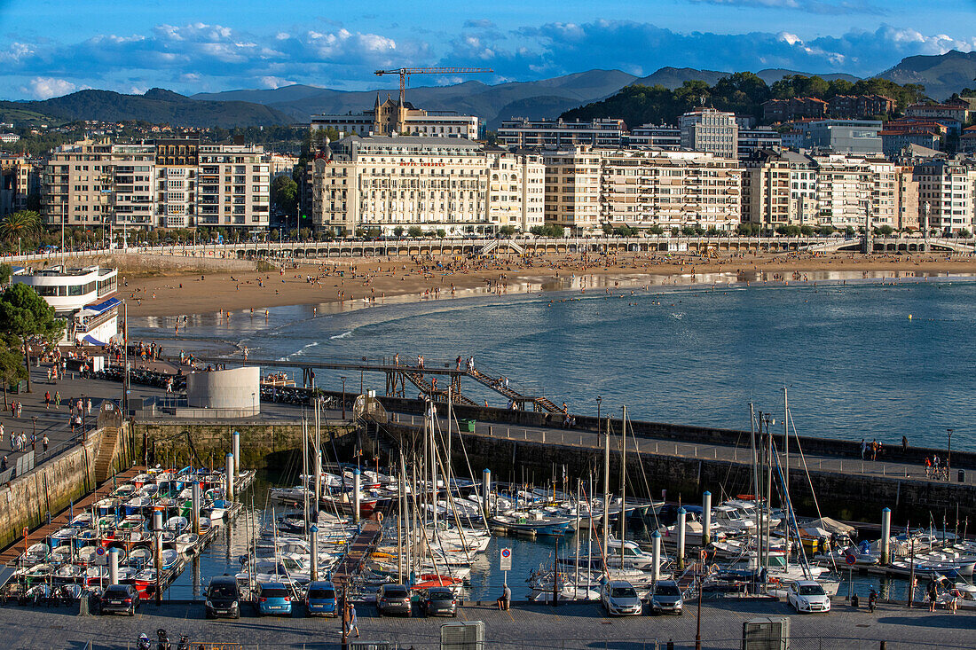 Der Strand Playa de la Concha und die Fischerboote und Sportfischerboote zum Sportfischen liegen im Hafen von Donostia San Sebastian.