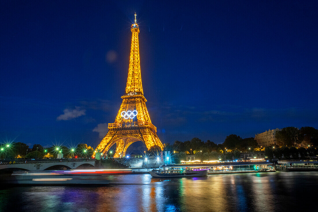 Eiffelturm in der Nacht mit Seine, Paris, Île-de-France, Frankreich