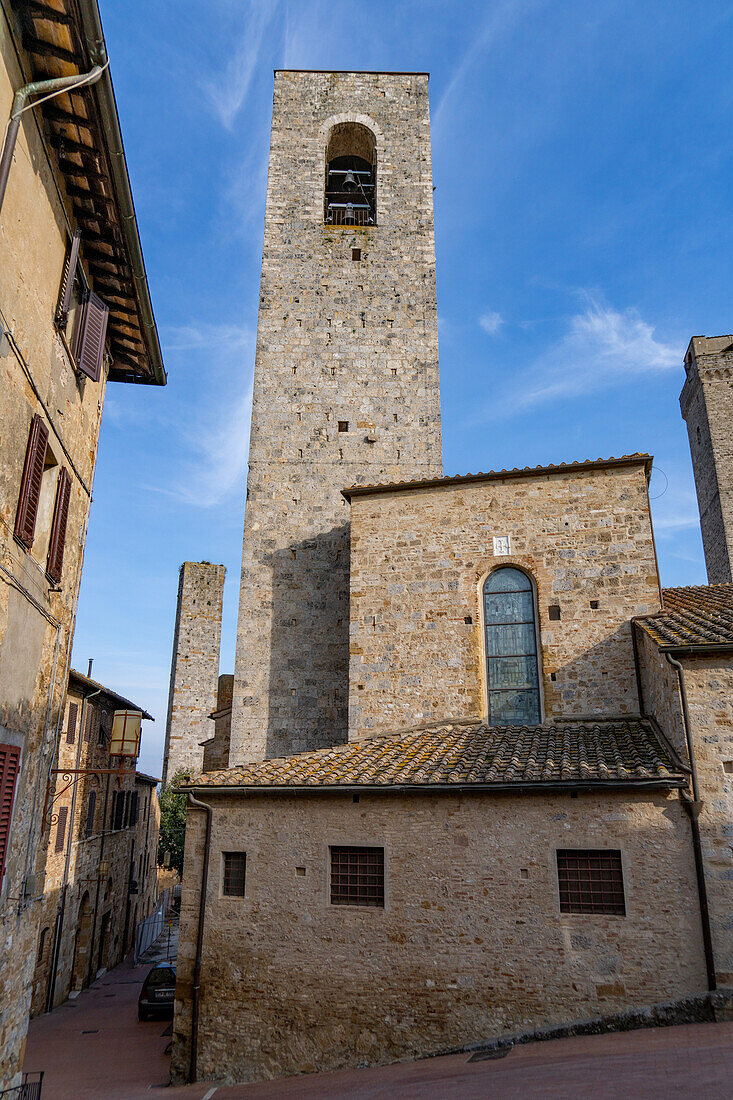 Der Campanile oder Glockenturm der Collegiata di Santa Maria Assunta in der mittelalterlichen Stadt Gimignano, Italien. Von der Galerie des Palazzo Comunale aus gesehen.