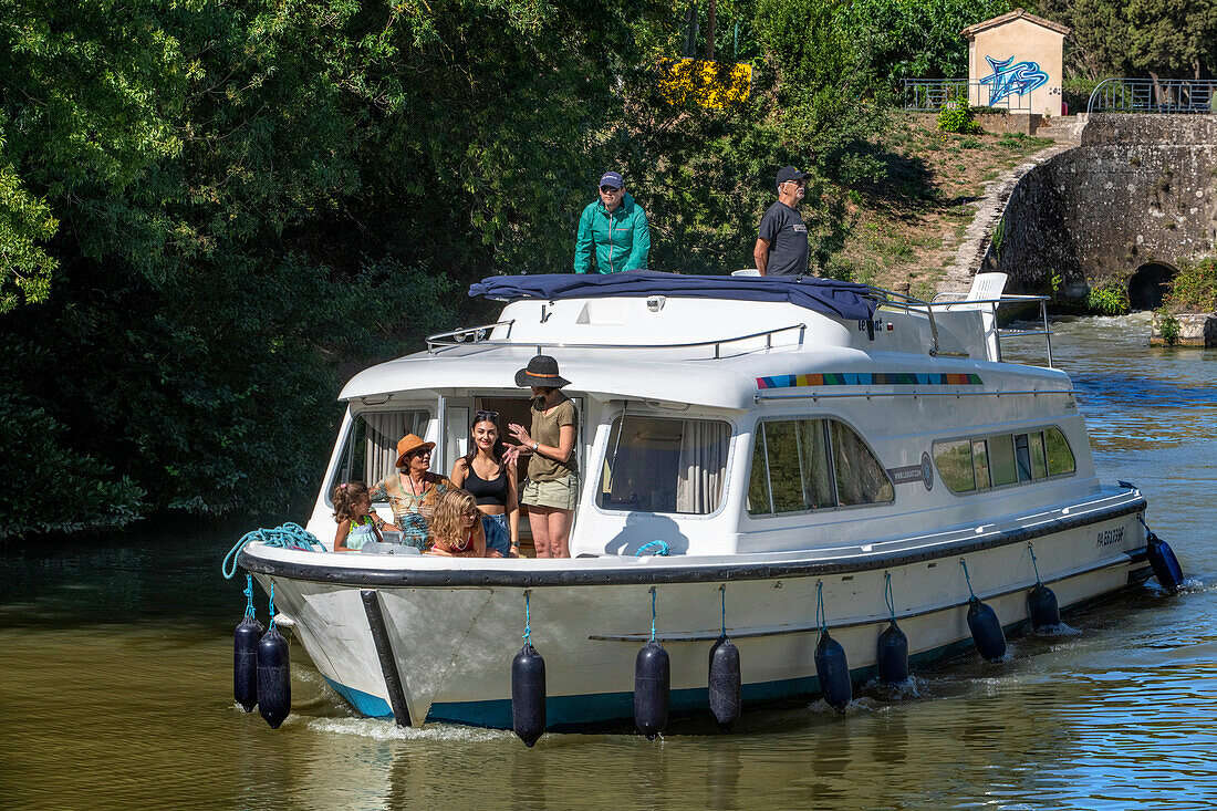 Boot bei der Überquerung der Écluse de Marseillette mit Blick auf den Ranchin. Canal du Midi bei Puichéric Carcassone Aude Südfrankreich Südliche Wasserstraße Wasserstraßen Urlauber stehen Schlange für eine Bootsfahrt auf dem Fluss, Frankreich, Europa