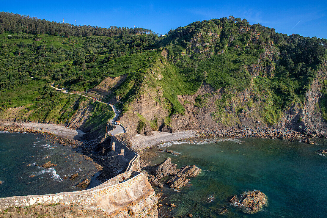 San Juan de Gaztelugatxe, Drachenstein in Game of Thrones, Brücke und Steintreppe, Bermeo, Baskenland, Euskadi, Euskaerria, Spanien.