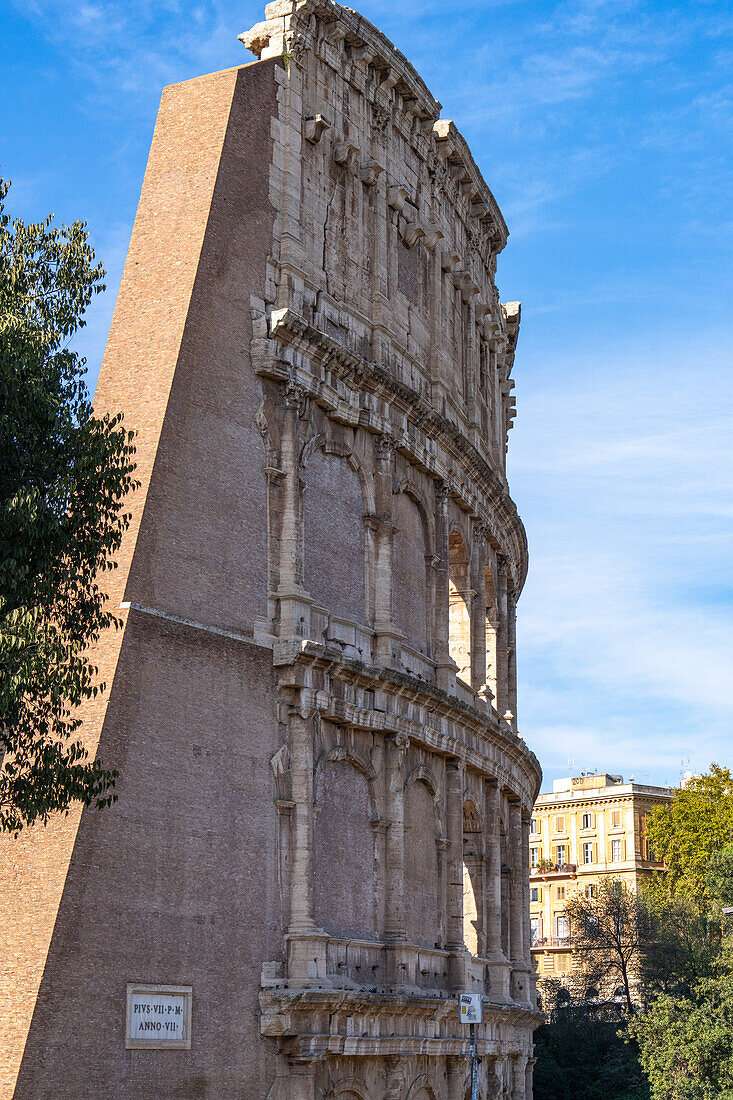 Das antike römische Kolosseum oder flavische Amphitheater in Rom, Italien.