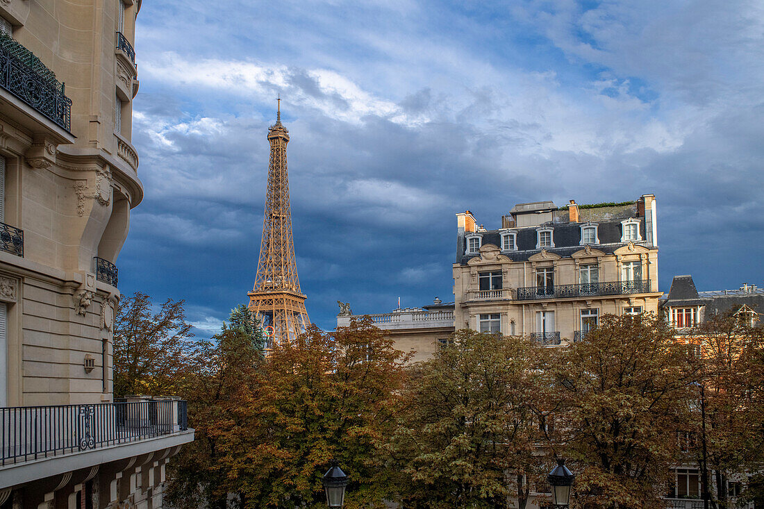 Eiffelturm von der Avenue de Camoens aus gesehen bei Sonnenuntergang, Paris, Île-de-France, Frankreich