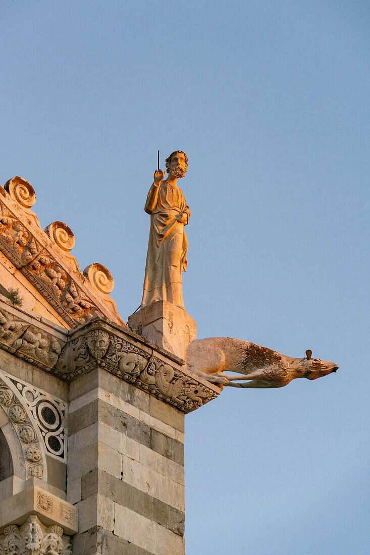 Einer der vier Evangelisten an der Ecke der Westfassade des Doms von Pisa. Pisa, Italien.