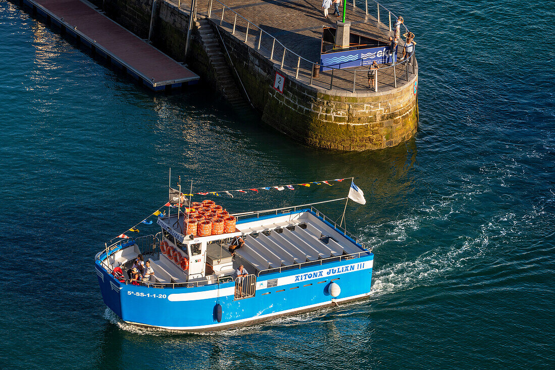 Aitona Julia III touristisches Boot im Hafen von Donostia, San Sebastian, Gipuzkoa, Donosti San Sebastian Stadt, Nordspanien, Euskadi, Euskaerria, Spanien.