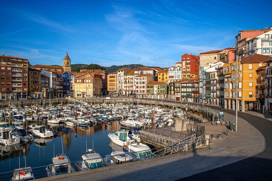 Altstadt und Fischereihafen von Bermeo in der Provinz Biskaya im Baskenland in Nordspanien.