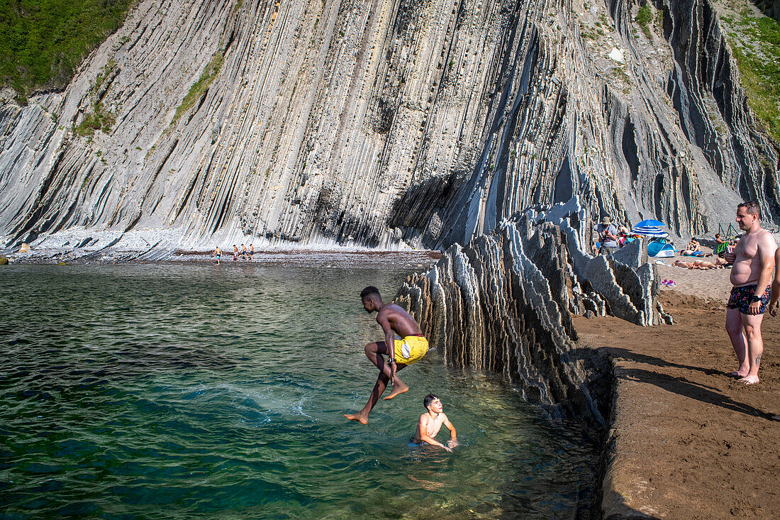 Strand von Itzurun und Flysch de Zumaia, Sedimentgesteinsformationen, Geopark Baskische Küste, Zumaia, Gipuzkoa, Baskenland, Spanien