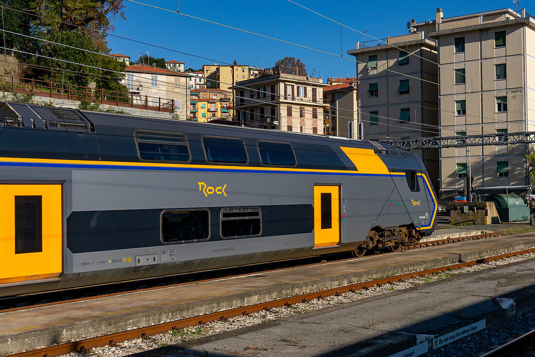 Der Regionalzug Trenitalia Rock am Bahnhof in La Spezia, Italien.