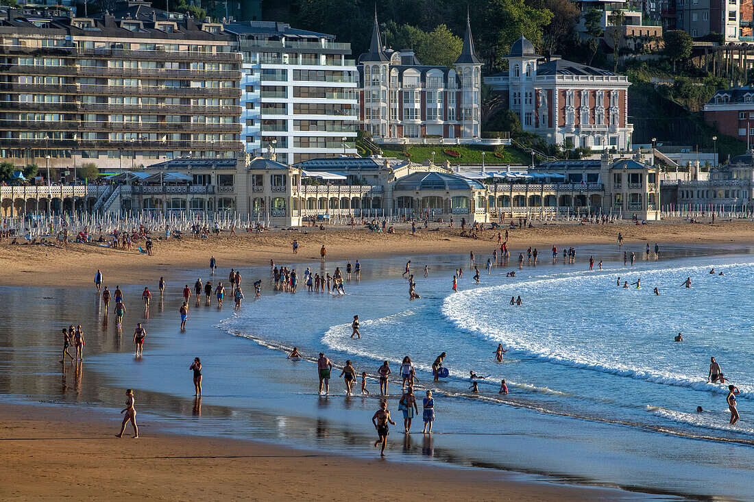 Blick auf den Strand Playa de La Concha in San Sebastian, Gipuzkoa, Donostia San Sebastian, Nordspanien, Euskadi, Euskaerria, Spanien.