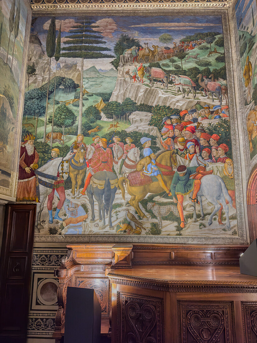 Fresko der Reise der Heiligen Drei Könige nach Bethlehem in der Kapelle der Heiligen Drei Könige im Palazzo Medici Riccardi in Florenz, Italien. Auf dem Gemälde sind Mitglieder der Familie de' Medici abgebildet.