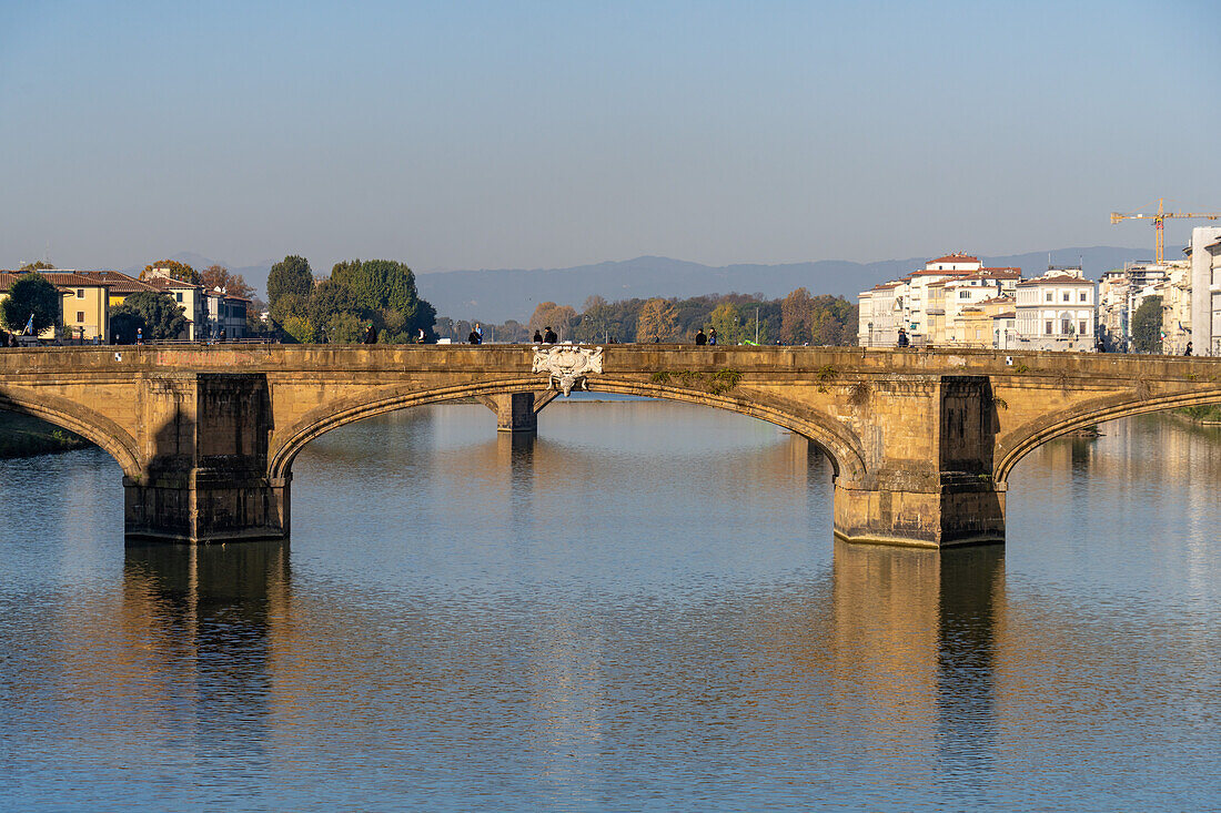 Ponte Santa Trinita oder Dreifaltigkeitsbrücke über den Fluss Arno in Florenz, Italien. Sie ist die älteste Rundbogenbrücke der Welt.