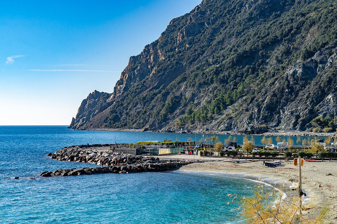 Das Ufer des Lingurischen Meeres in Monterosso al Mare, Cinque Terre, Italien.