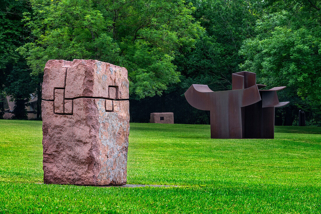 Das Chillida-Leku Museum, Skulpturen in Gärten und Wäldern des baskischen Bildhauers Eduardo Chillida, Hernani, Guipuzcoa, Baskenland, Spanien.