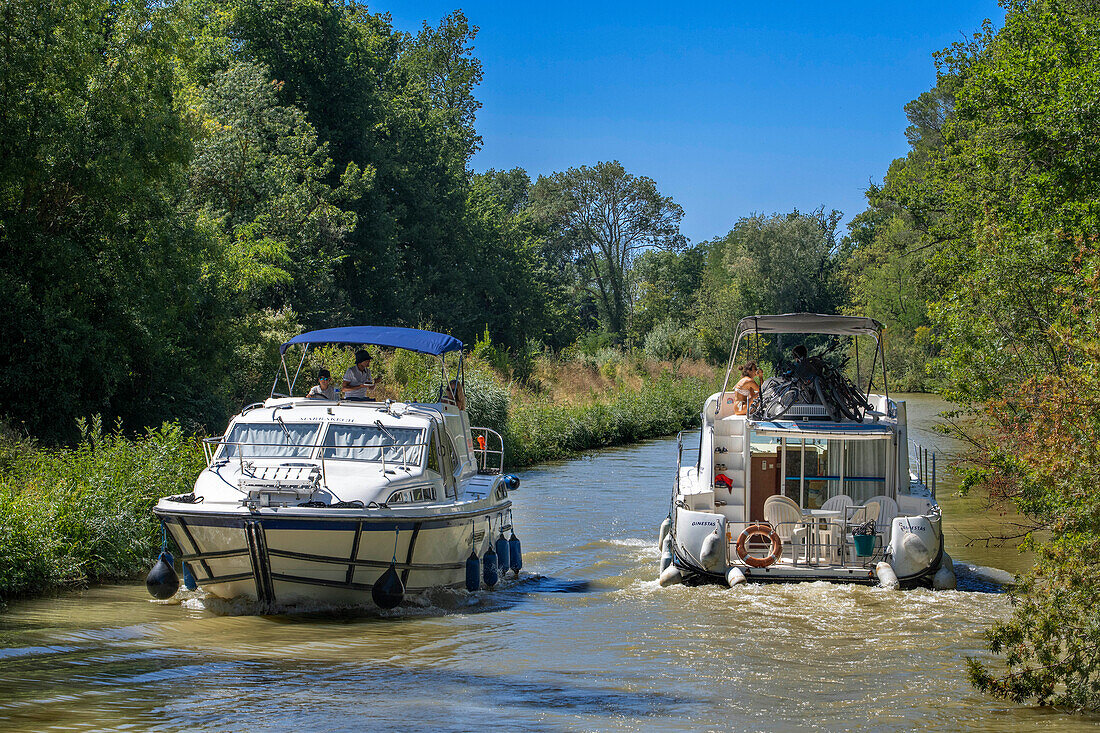 Boat in the Canal du Midi near Carcassonne Aude South of France southern waterway waterways holidaymakers queue for a boat trip on the river, France, Europe