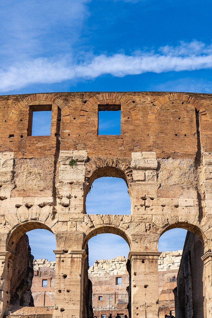 Das antike römische Kolosseum oder flavische Amphitheater in Rom, Italien.