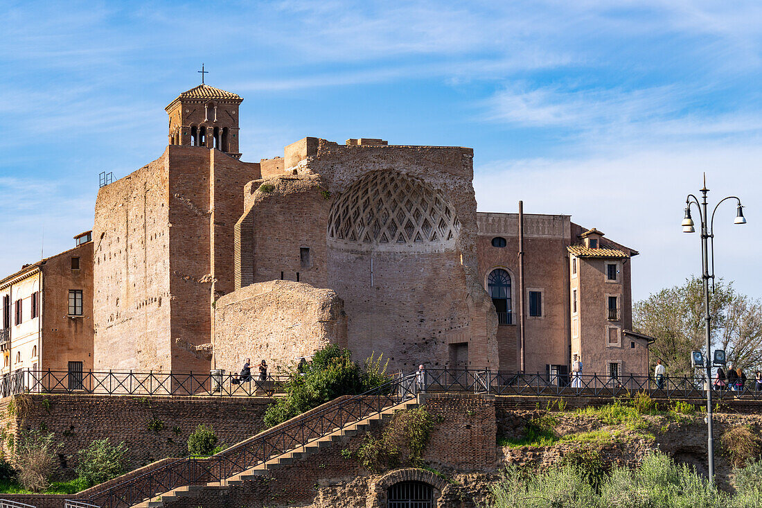 Der antike römische Tempel der Venus und Roma im archäologischen Park des Kolosseums in Rom, Italien. Heute Teil der Basilika Santa Francesa Romana.