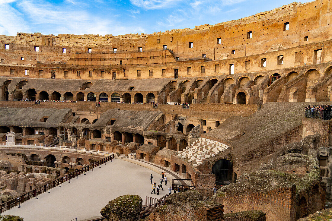 Das Innere des römischen Kolosseums oder flavischen Amphitheaters in Rom, Italien. Die Tunnel unter dem Boden der Arena wurden Hypogäum genannt.